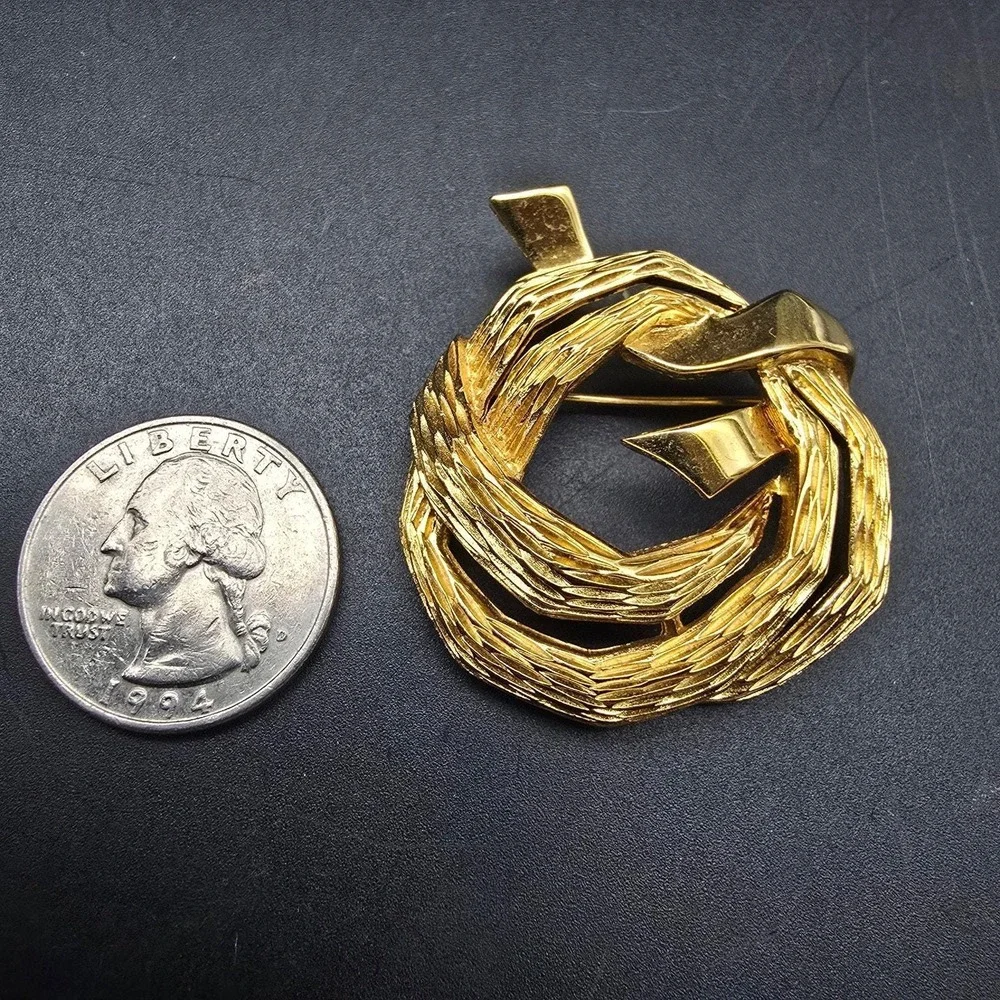 Crown Trifari Twisted Wreath Brooch Gold Tone Vintage Costume Jewelry